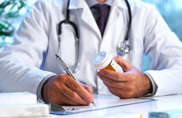 El urólogo prescribe el tratamiento de la prostatitis con medicamentos. 