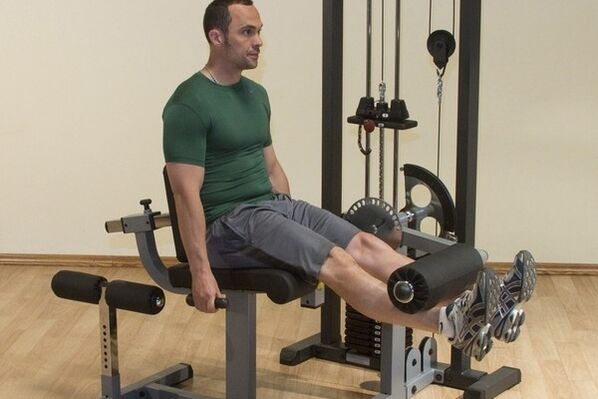 Flexión-extensión de piernas en el gimnasio para el tratamiento de prostatitis