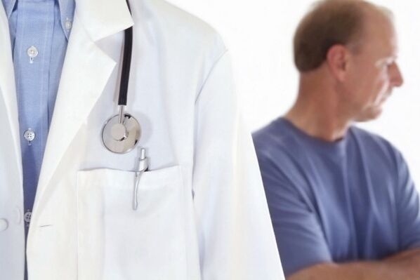 médico y paciente con prostatitis infecciosa