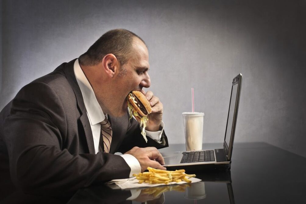la comida chatarra y el trabajo sedentario como causas de prostatitis y hemorroides