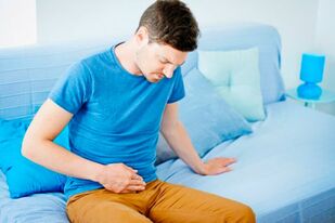 El dolor adolorido en la parte inferior del abdomen es el primer signo de prostatitis inminente